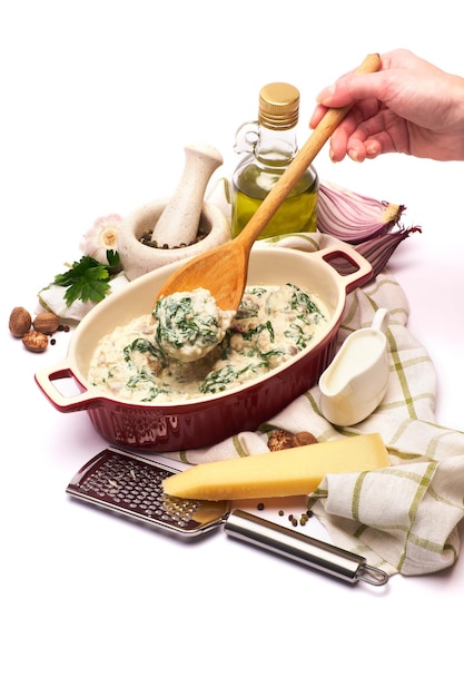 Ręce przygotowujące danie